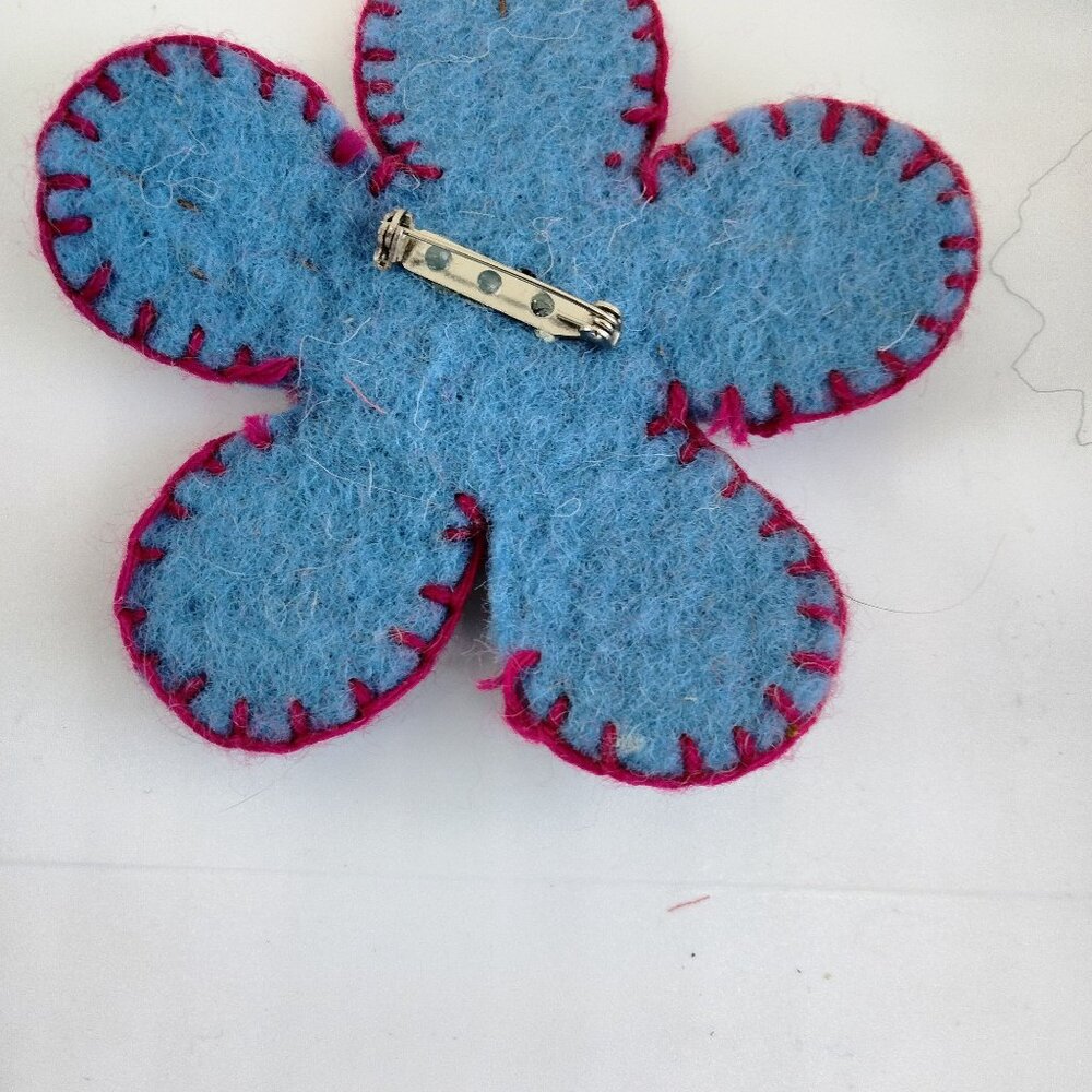 Felt Daisy Pin Brooch Blue Boutonniere Lapel Embroidered Sequin - Picture 5 of 5